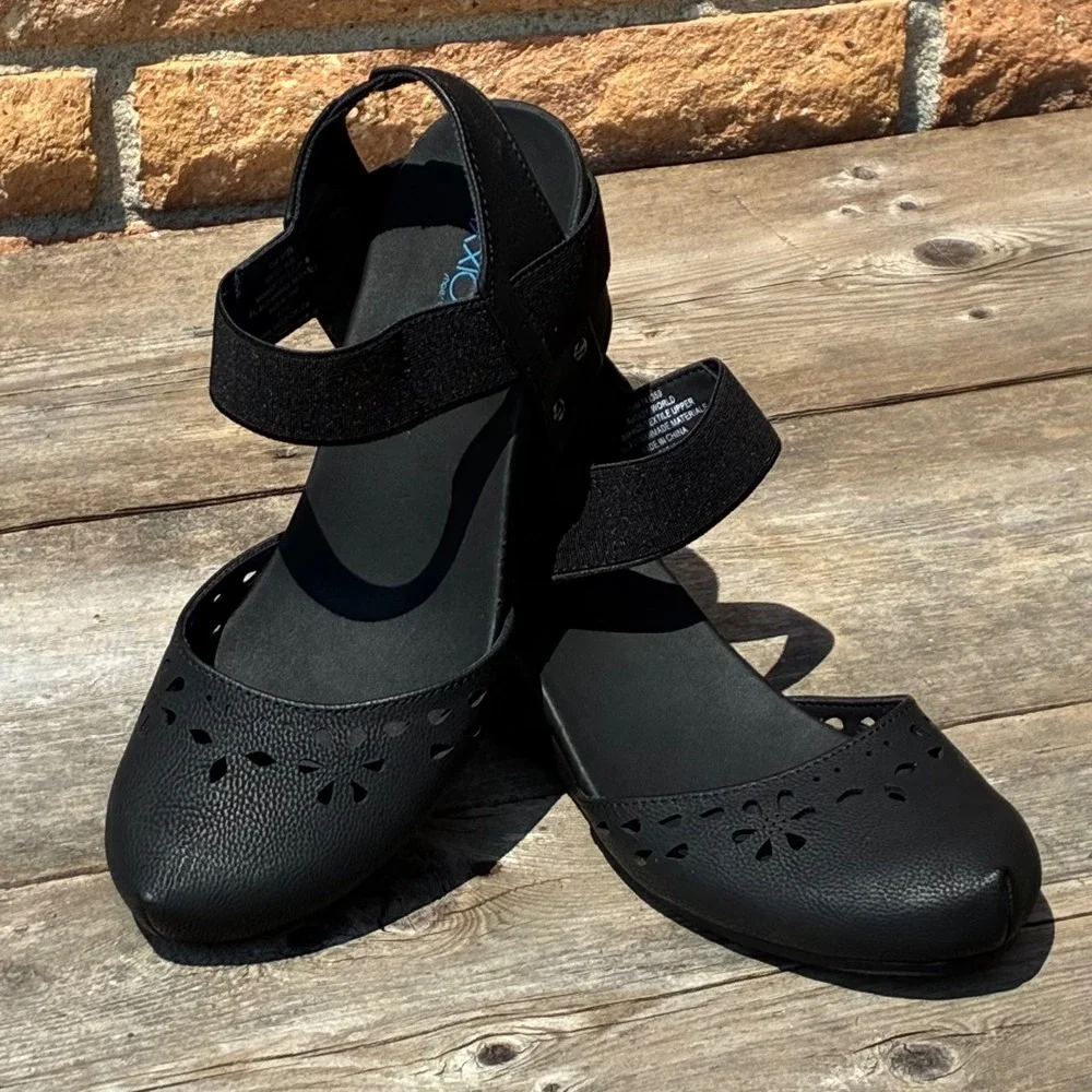 Axxiom Fantasy World Black Wedge Sandals Eyelit Laser Cut Cutout Mary Jane 7.5